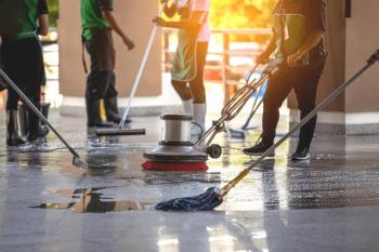 Firma sprzątająca oferuje pomoc w usuwaniu skutków awarii w domach
